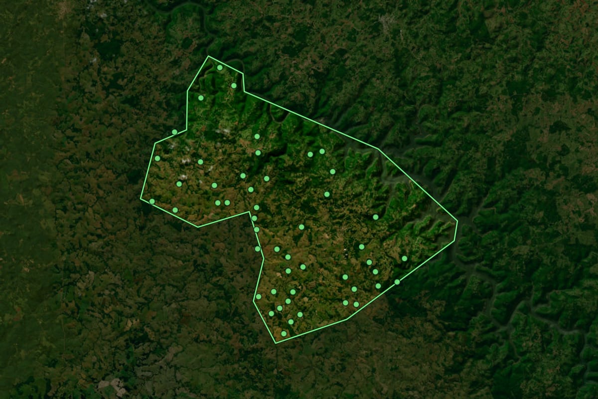 Imagem de satélite de Pinhal da Serra (RS), com o contorno do município e a posição dos imóveis desta página.