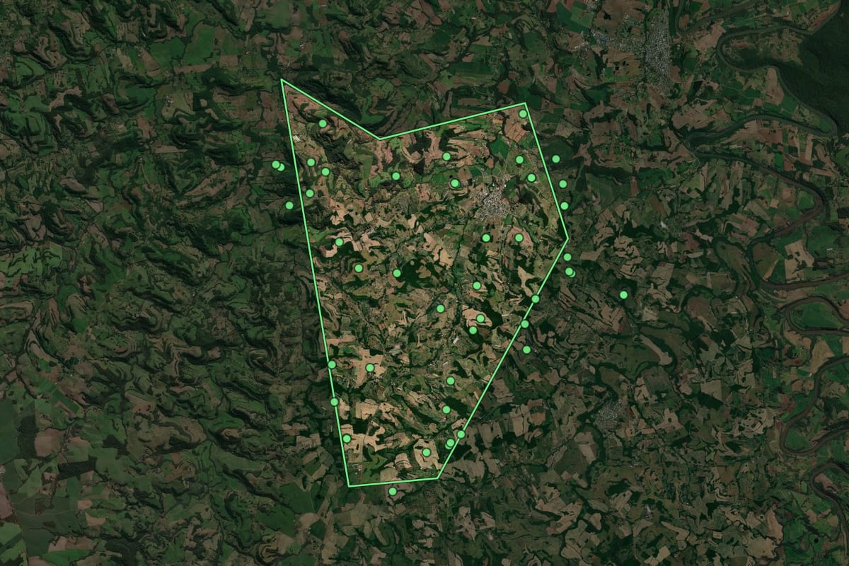 Imagem de satélite de Pinhal (RS), com o contorno do município e a posição dos imóveis desta página.