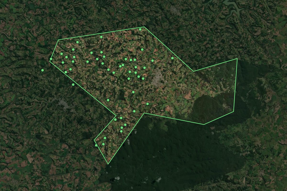 Imagem de satélite de Planalto (RS), com o contorno do município e a posição dos imóveis desta página.