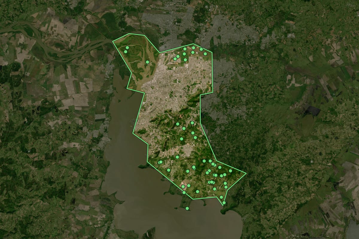 Imagem de satélite de Porto Alegre (RS), com o contorno do município e a posição dos imóveis desta página.