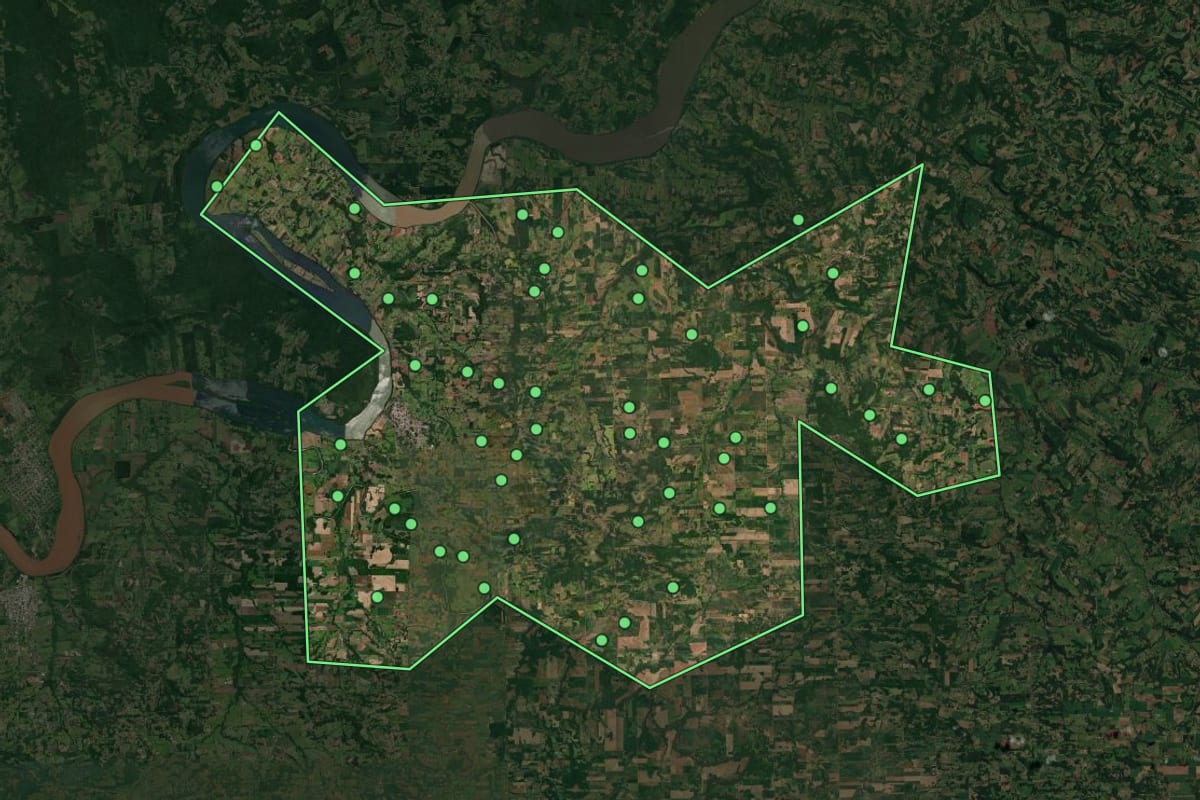 Imagem de satélite de Porto Lucena (RS), com o contorno do município e a posição dos imóveis desta página.