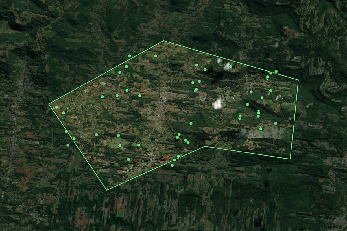 Imagem de satélite de Presidente Lucena (RS), com o contorno do município e a posição dos imóveis desta página.