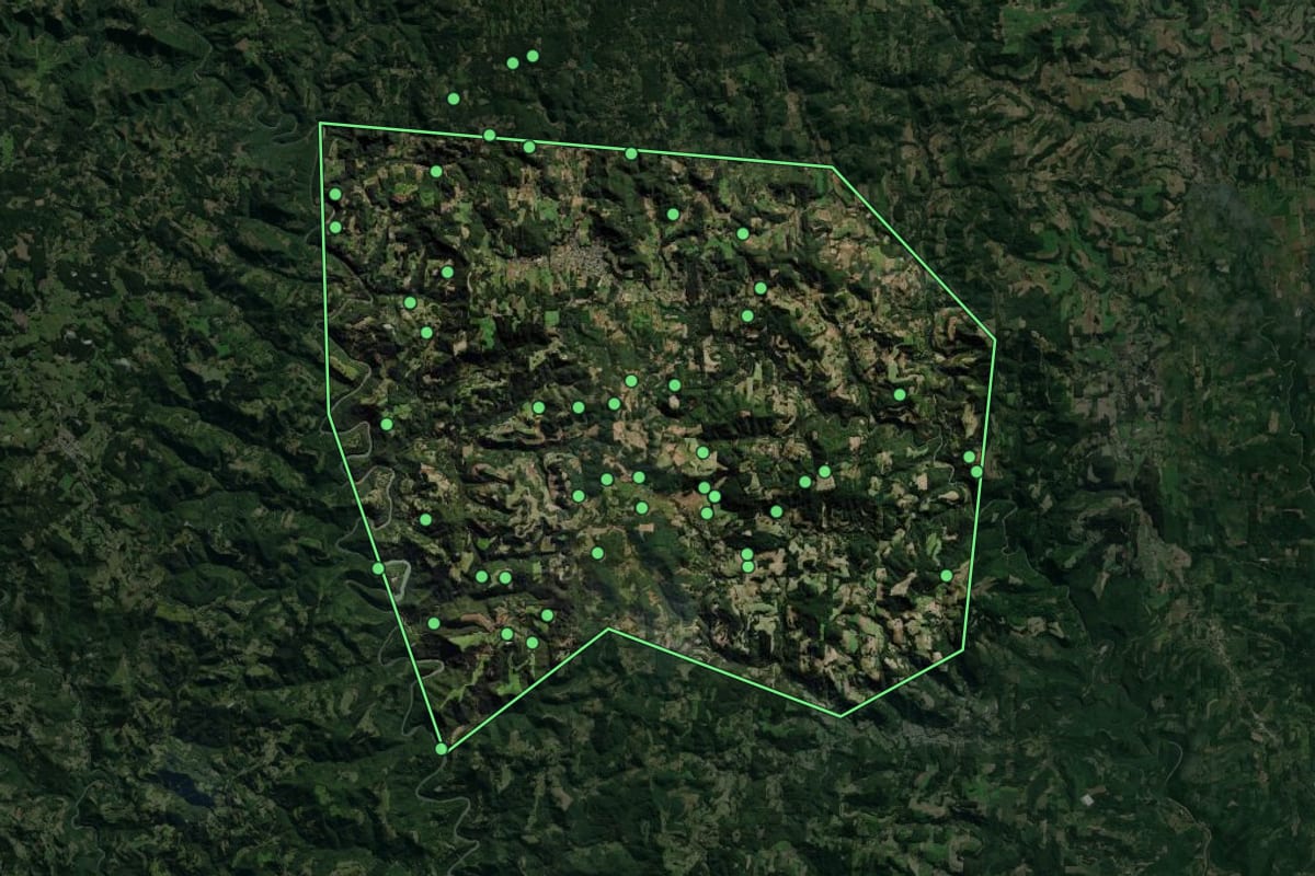 Imagem de satélite de Putinga (RS), com o contorno do município e a posição dos imóveis desta página.