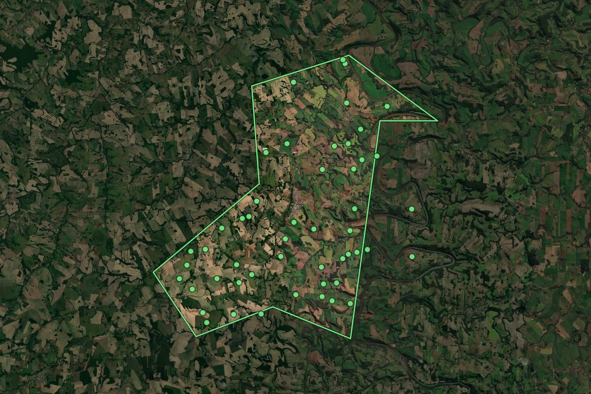 Imagem de satélite de Sagrada Família (RS), com o contorno do município e a posição dos imóveis desta página.