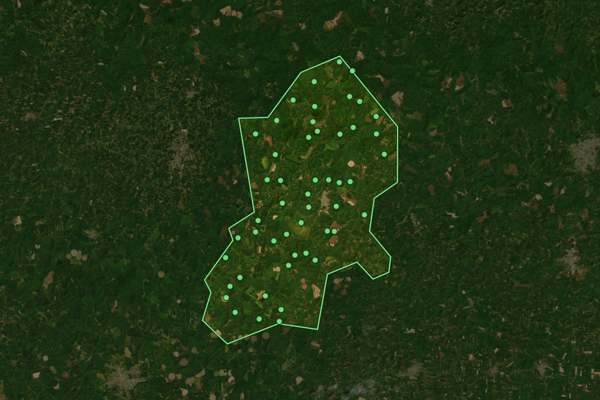 Imagem de satélite de Santa Bárbara do Sul (RS), com o contorno do município e a posição dos imóveis desta página.