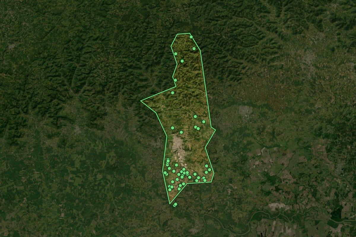 Imagem de satélite de Santa Cruz do Sul (RS), com o contorno do município e a posição dos imóveis desta página.
