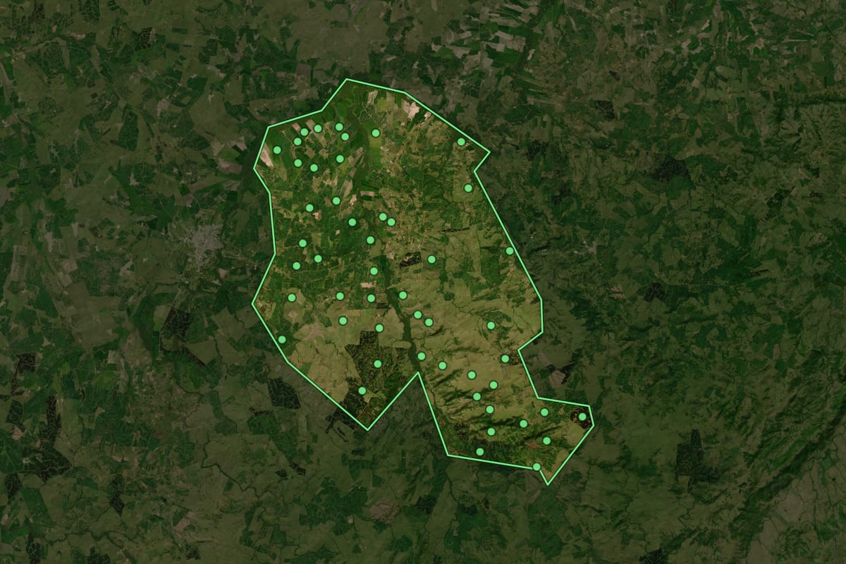 Imagem de satélite de Santa Margarida do Sul (RS), com o contorno do município e a posição dos imóveis desta página.