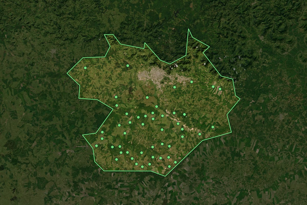 Imagem de satélite de Santa Maria (RS), com o contorno do município e a posição dos imóveis desta página.