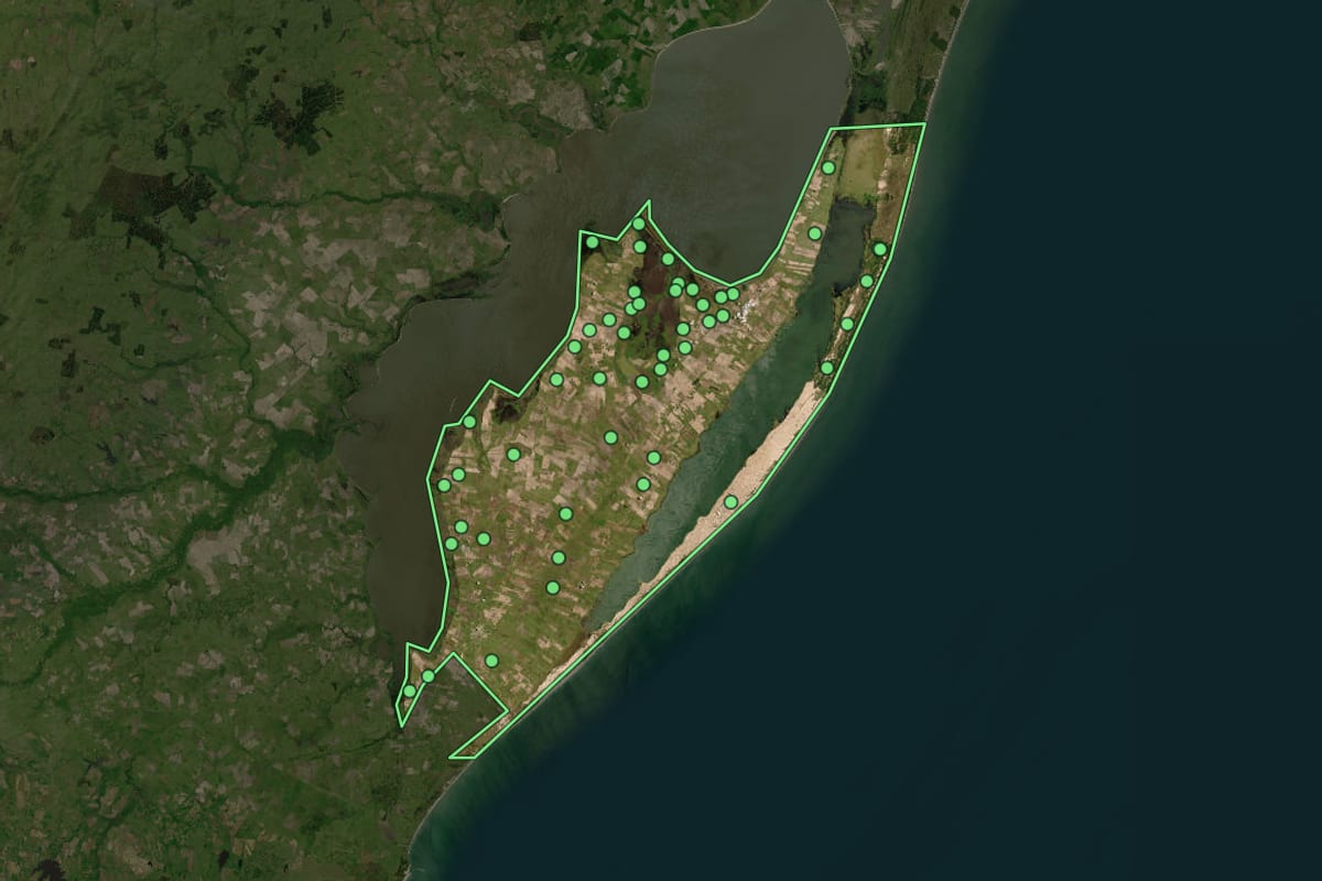 Imagem de satélite de Santa Vitória do Palmar (RS), com o contorno do município e a posição dos imóveis desta página.