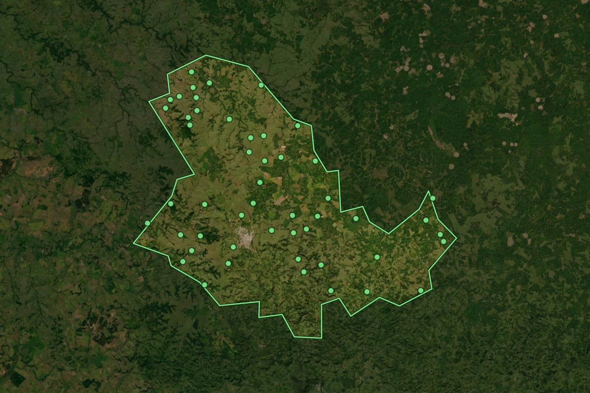 Imagem de satélite de Santiago (RS), com o contorno do município e a posição dos imóveis desta página.
