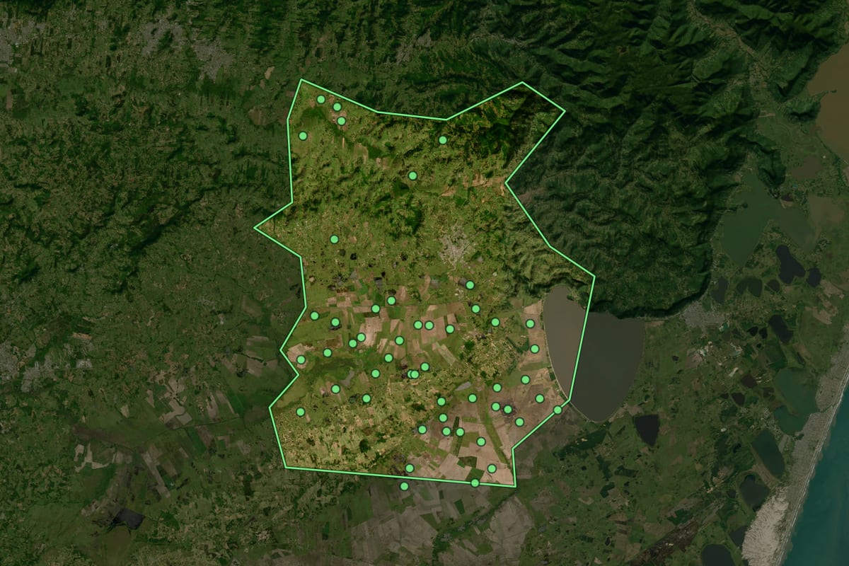 Imagem de satélite de Santo Antônio da Patrulha (RS), com o contorno do município e a posição dos imóveis desta página.