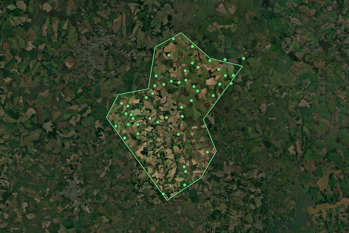 Imagem de satélite de Santo Antônio do Planalto (RS), com o contorno do município e a posição dos imóveis desta página.