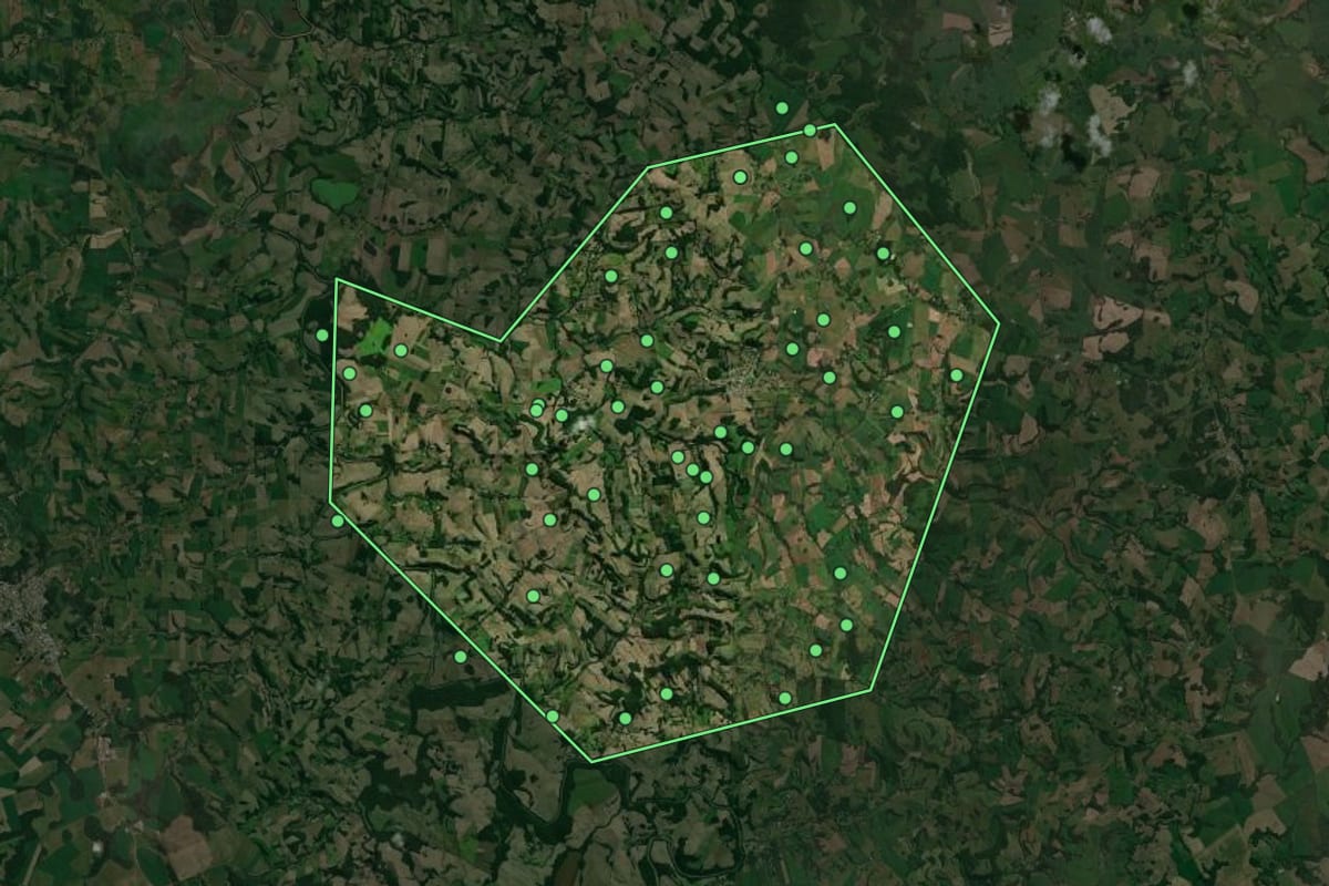 Imagem de satélite de Santo Expedito do Sul (RS), com o contorno do município e a posição dos imóveis desta página.