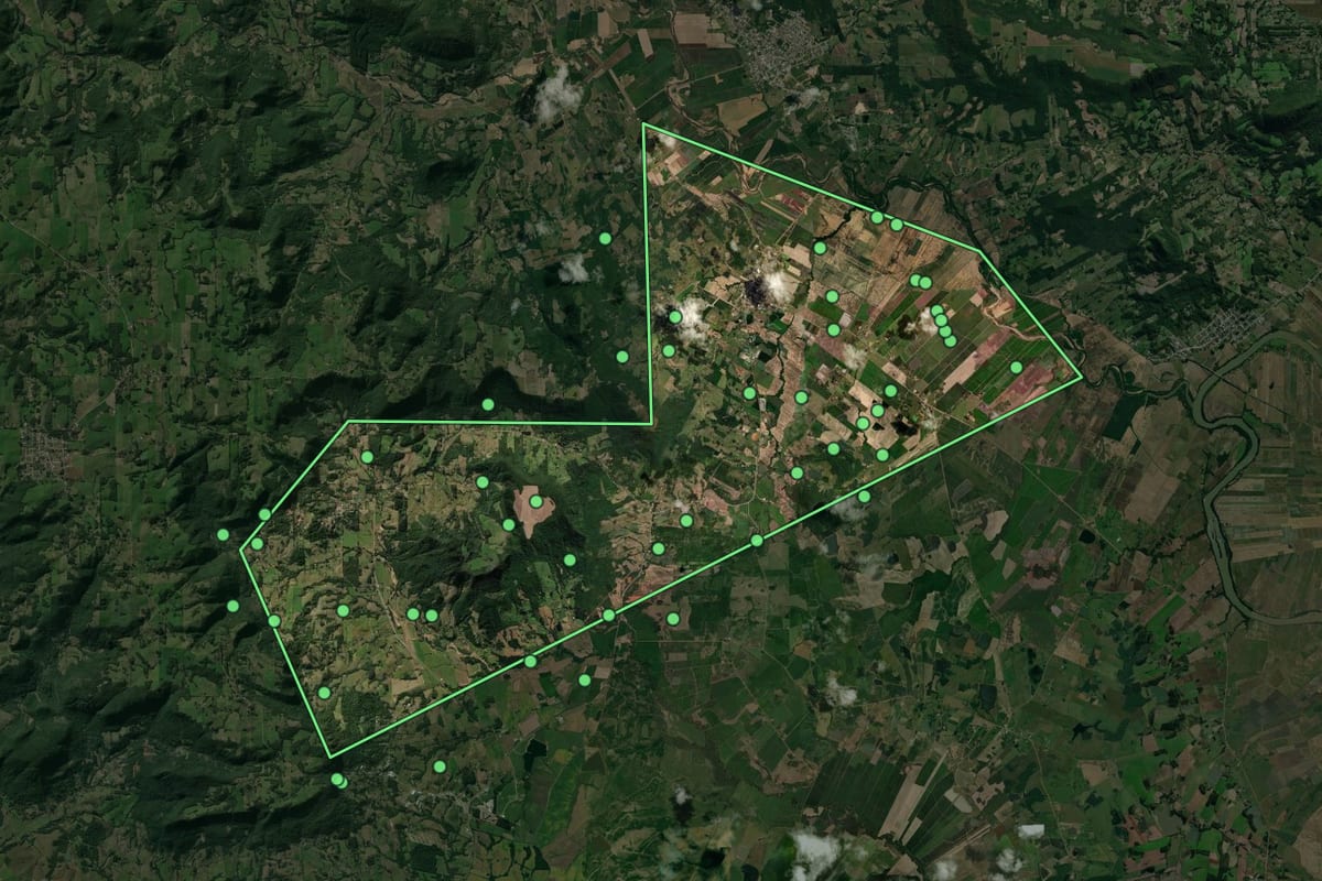 Imagem de satélite de São João do Polêsine (RS), com o contorno do município e a posição dos imóveis desta página.