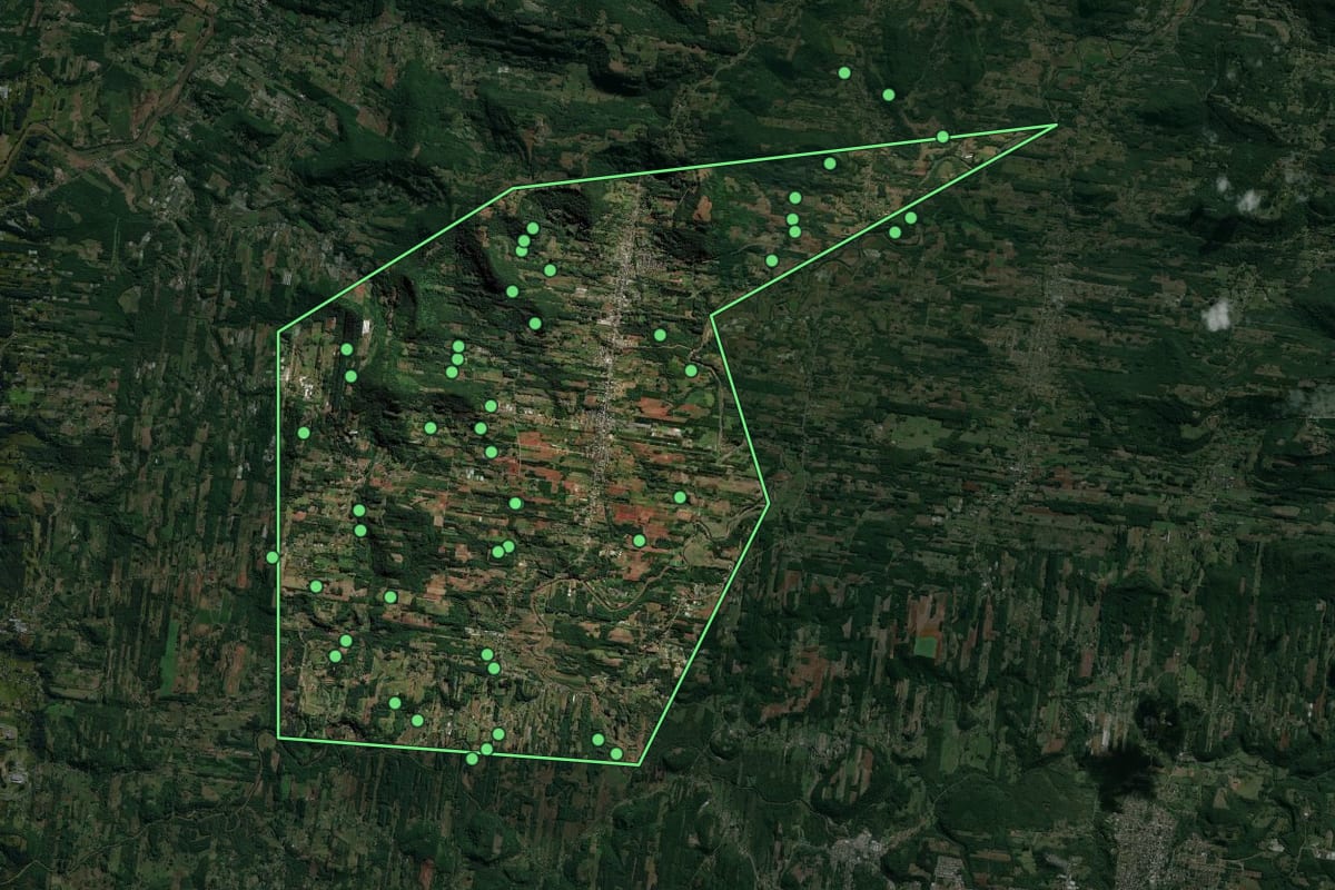Imagem de satélite de São José do Hortêncio (RS), com o contorno do município e a posição dos imóveis desta página.