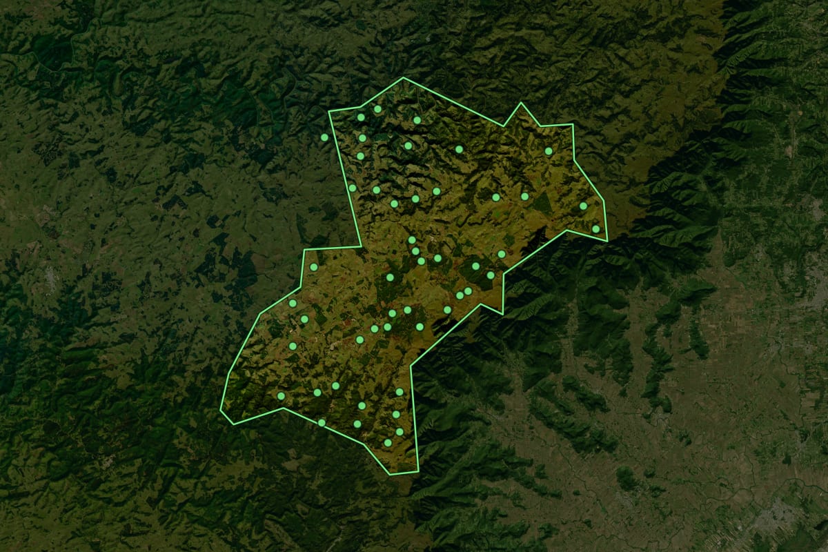 Imagem de satélite de São José dos Ausentes (RS), com o contorno do município e a posição dos imóveis desta página.