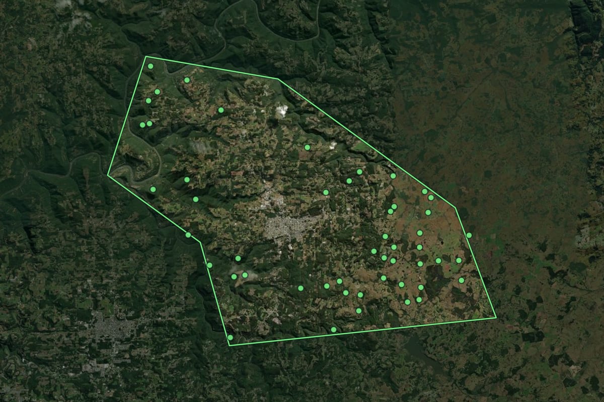 Imagem de satélite de São Marcos (RS), com o contorno do município e a posição dos imóveis desta página.