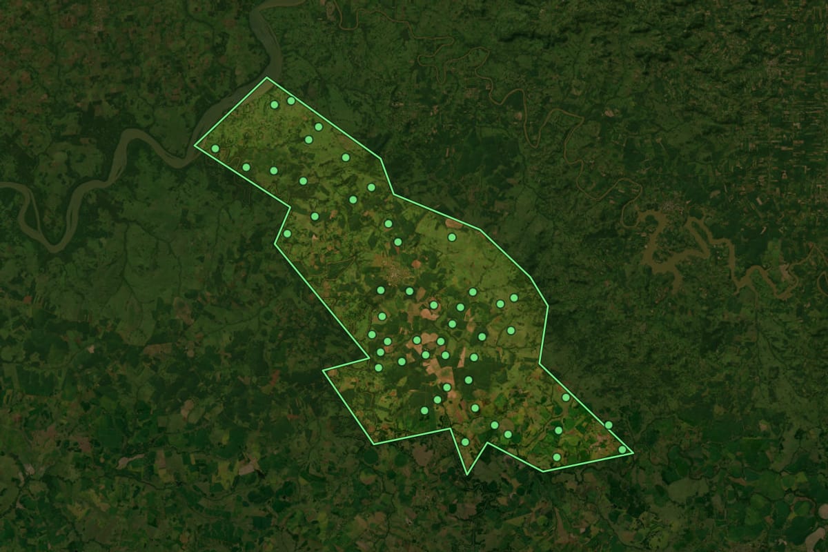 Imagem de satélite de São Nicolau (RS), com o contorno do município e a posição dos imóveis desta página.