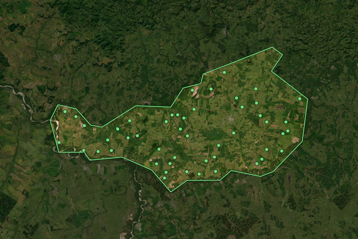 Imagem de satélite de São Vicente do Sul (RS), com o contorno do município e a posição dos imóveis desta página.