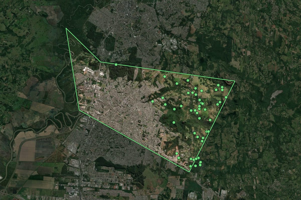 Imagem de satélite de Sapucaia do Sul (RS), com o contorno do município e a posição dos imóveis desta página.