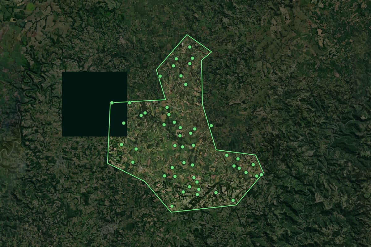 Imagem de satélite de Segredo (RS), com o contorno do município e a posição dos imóveis desta página.