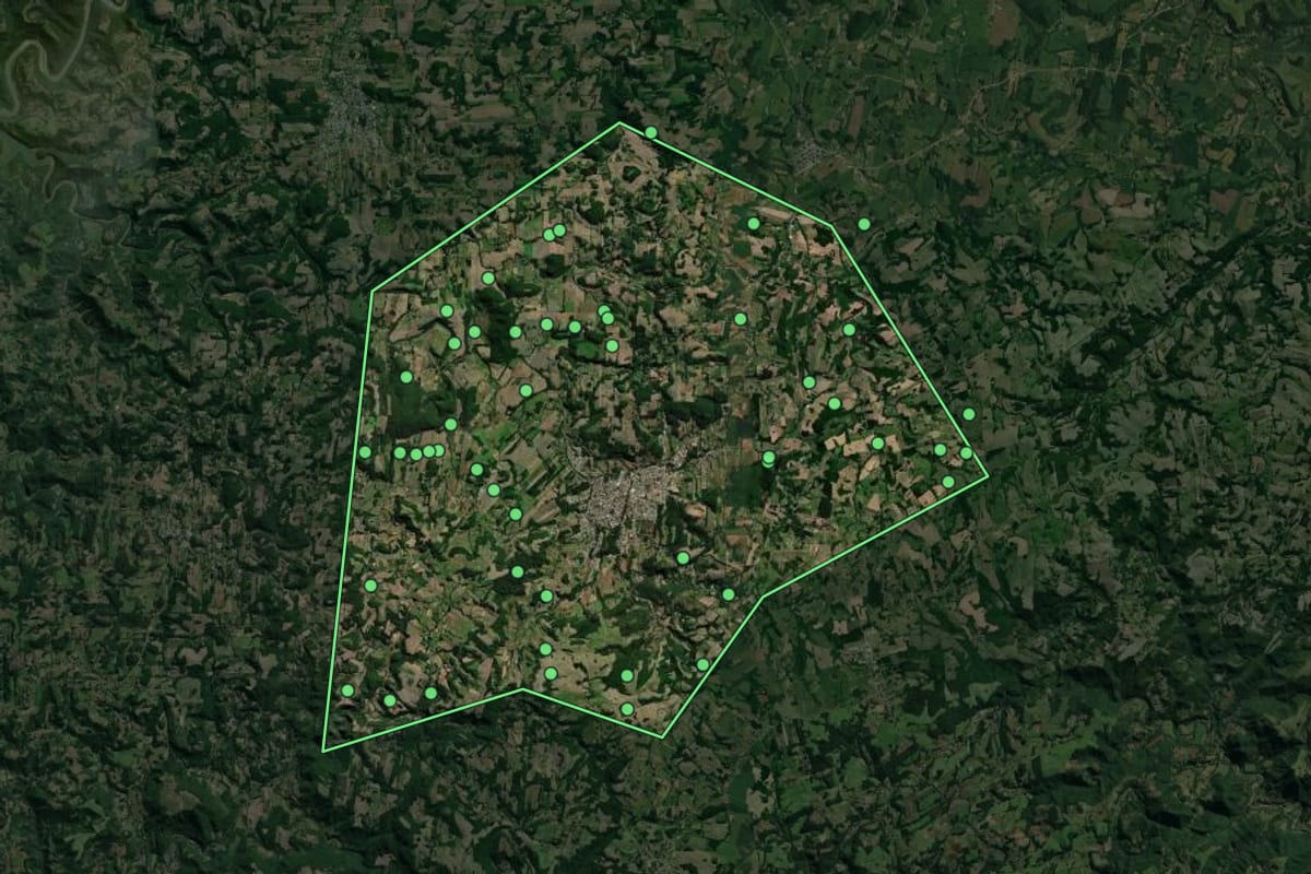 Imagem de satélite de Sobradinho (RS), com o contorno do município e a posição dos imóveis desta página.