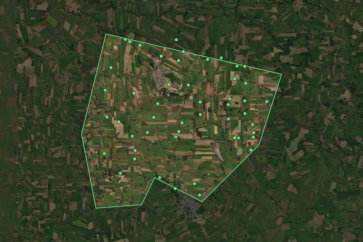 Imagem de satélite de Tapera (RS), com o contorno do município e a posição dos imóveis desta página.