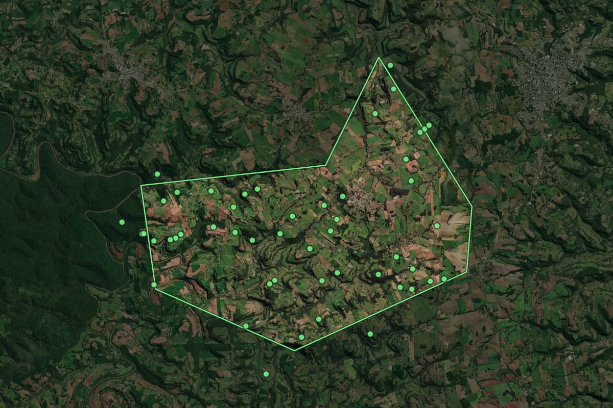 Imagem de satélite de Taquaruçu do Sul (RS), com o contorno do município e a posição dos imóveis desta página.