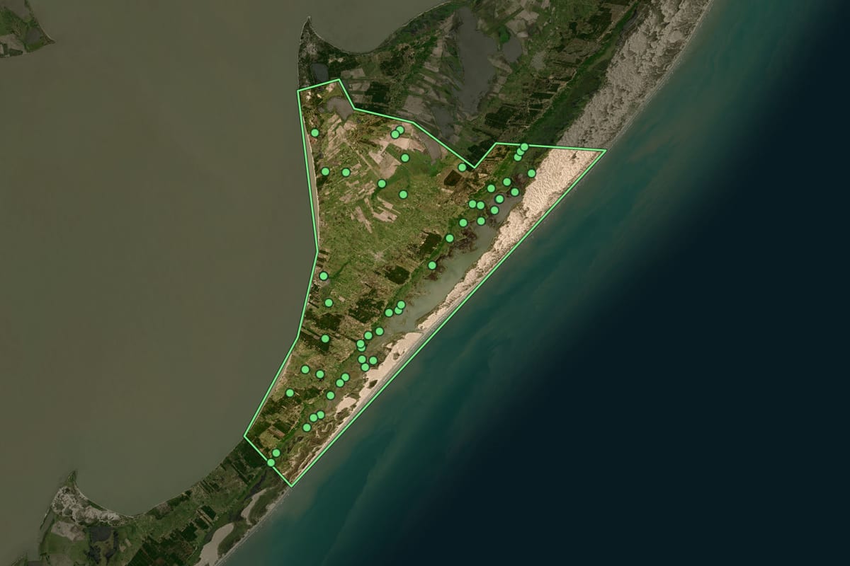 Imagem de satélite de Tavares (RS), com o contorno do município e a posição dos imóveis desta página.