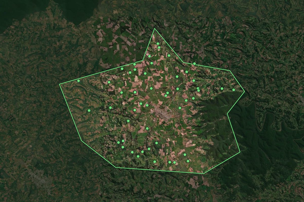 Imagem de satélite de Tenente Portela (RS), com o contorno do município e a posição dos imóveis desta página.