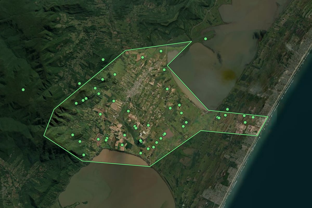 Imagem de satélite de Terra de Areia (RS), com o contorno do município e a posição dos imóveis desta página.