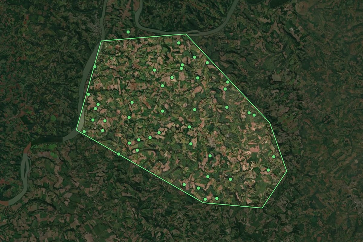 Imagem de satélite de Tiradentes do Sul (RS), com o contorno do município e a posição dos imóveis desta página.