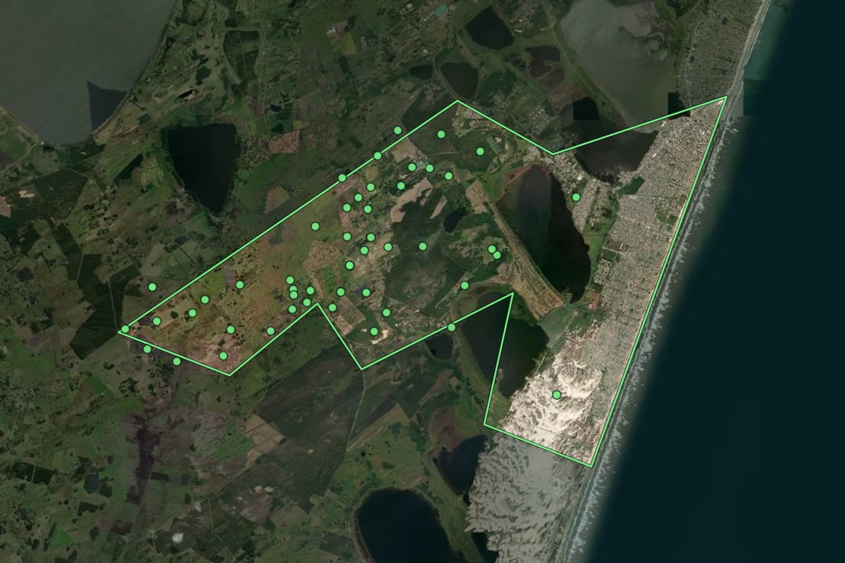 Imagem de satélite de Tramandaí (RS), com o contorno do município e a posição dos imóveis desta página.