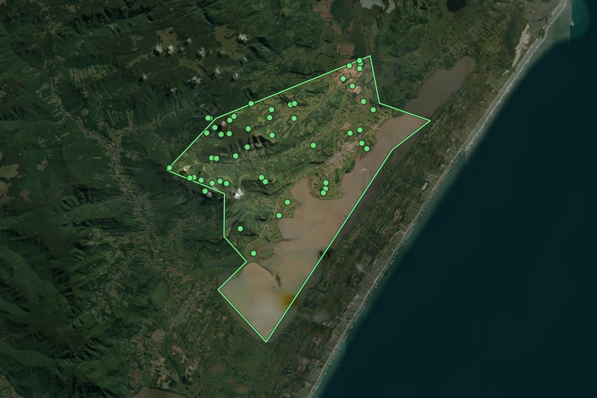 Imagem de satélite de Três Cachoeiras (RS), com o contorno do município e a posição dos imóveis desta página.