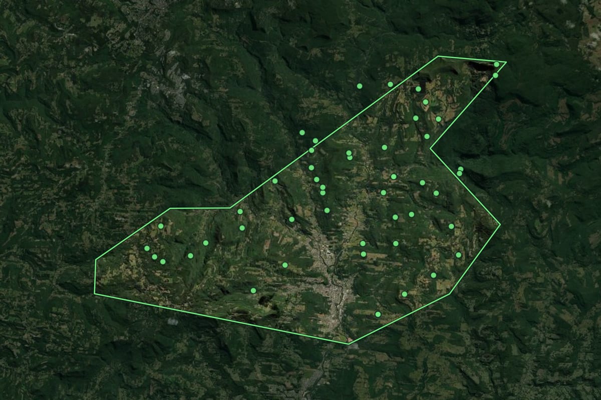 Imagem de satélite de Três Coroas (RS), com o contorno do município e a posição dos imóveis desta página.