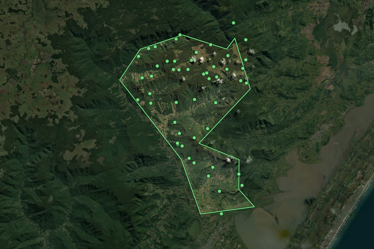 Imagem de satélite de Três Forquilhas (RS), com o contorno do município e a posição dos imóveis desta página.