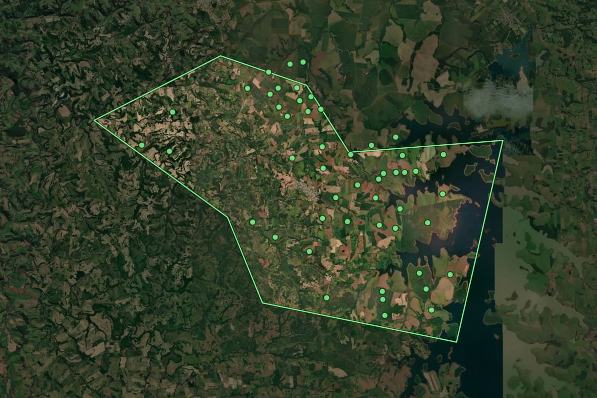Imagem de satélite de Três Palmeiras (RS), com o contorno do município e a posição dos imóveis desta página.