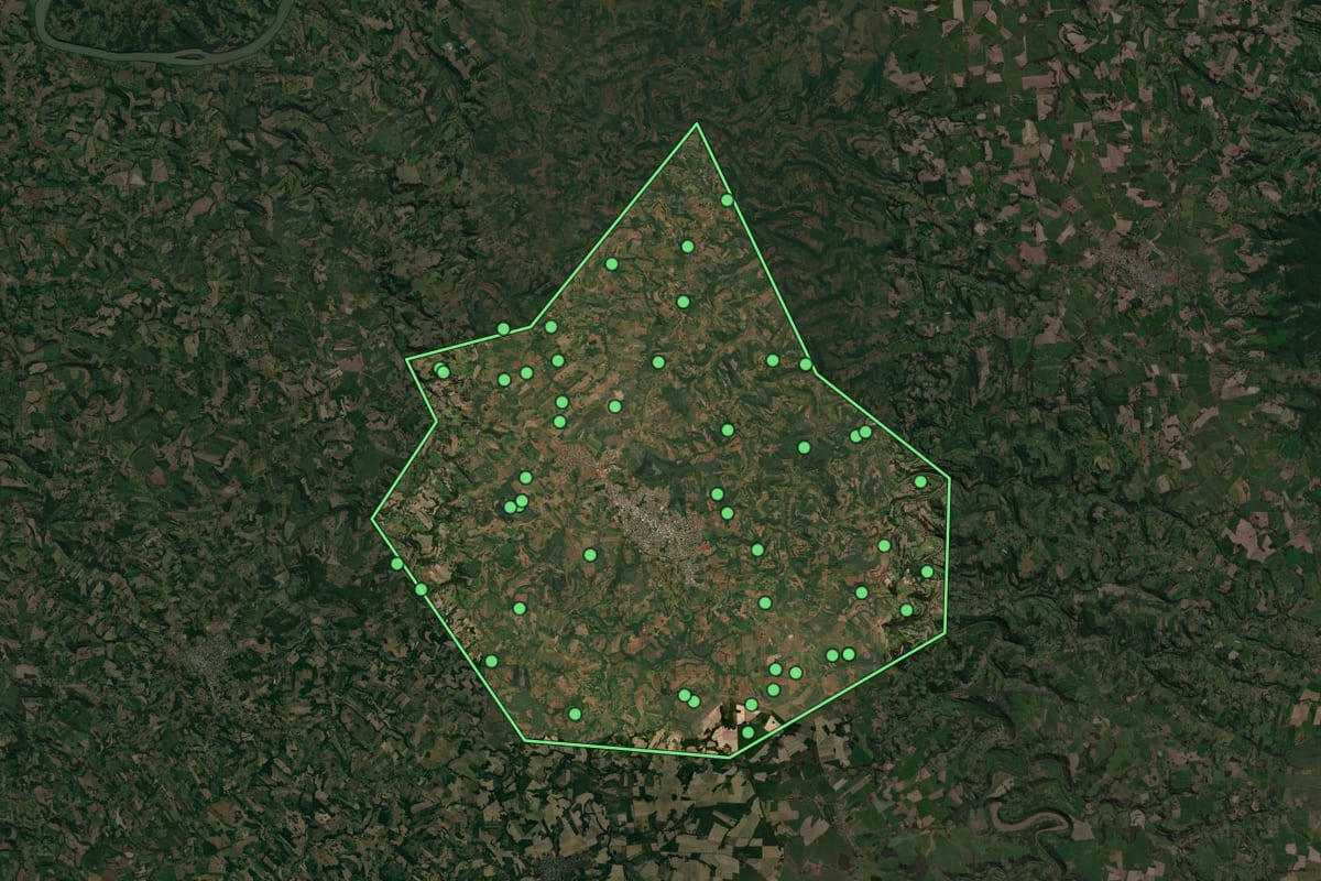 Imagem de satélite de Três Passos (RS), com o contorno do município e a posição dos imóveis desta página.