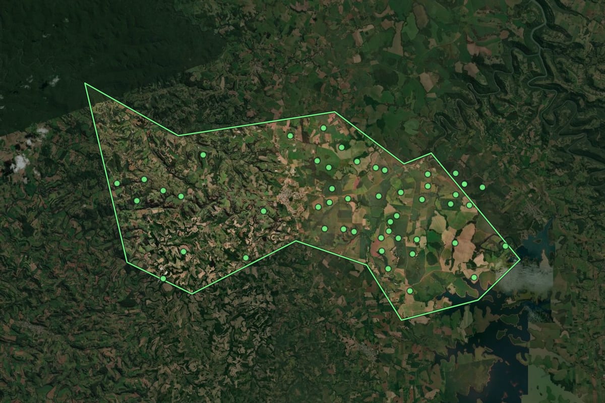 Imagem de satélite de Trindade do Sul (RS), com o contorno do município e a posição dos imóveis desta página.