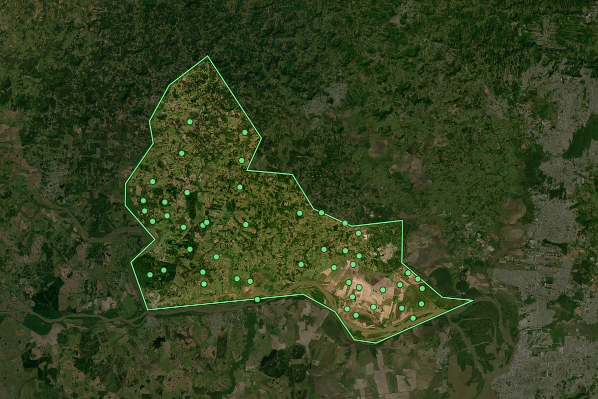 Imagem de satélite de Triunfo (RS), com o contorno do município e a posição dos imóveis desta página.
