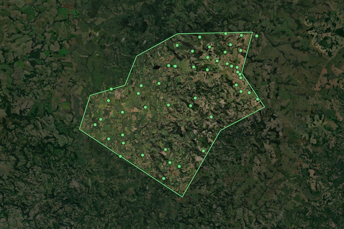Imagem de satélite de Tunas (RS), com o contorno do município e a posição dos imóveis desta página.