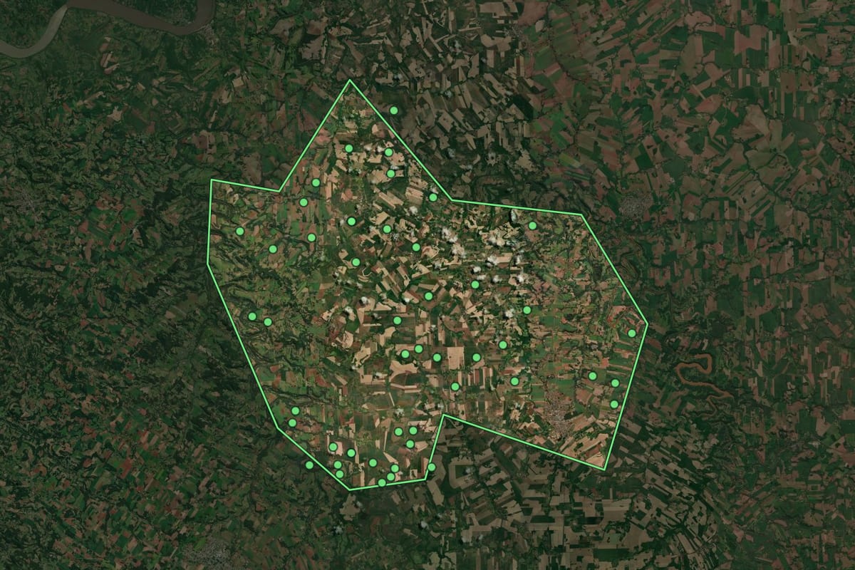 Imagem de satélite de Tuparendi (RS), com o contorno do município e a posição dos imóveis desta página.