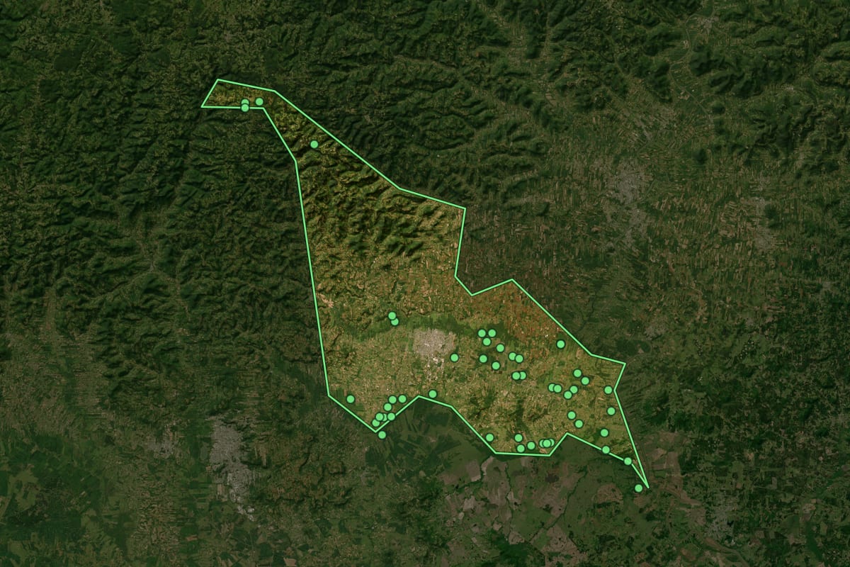 Imagem de satélite de Venâncio Aires (RS), com o contorno do município e a posição dos imóveis desta página.