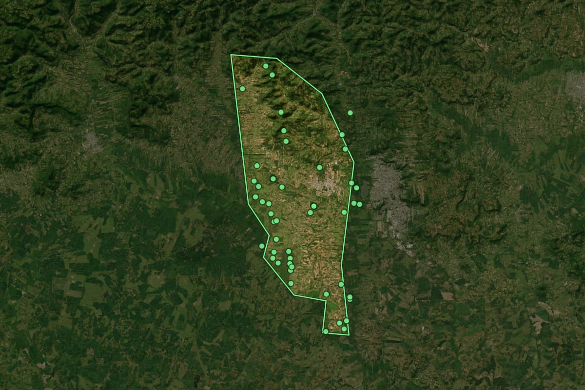 Imagem de satélite de Vera Cruz (RS), com o contorno do município e a posição dos imóveis desta página.
