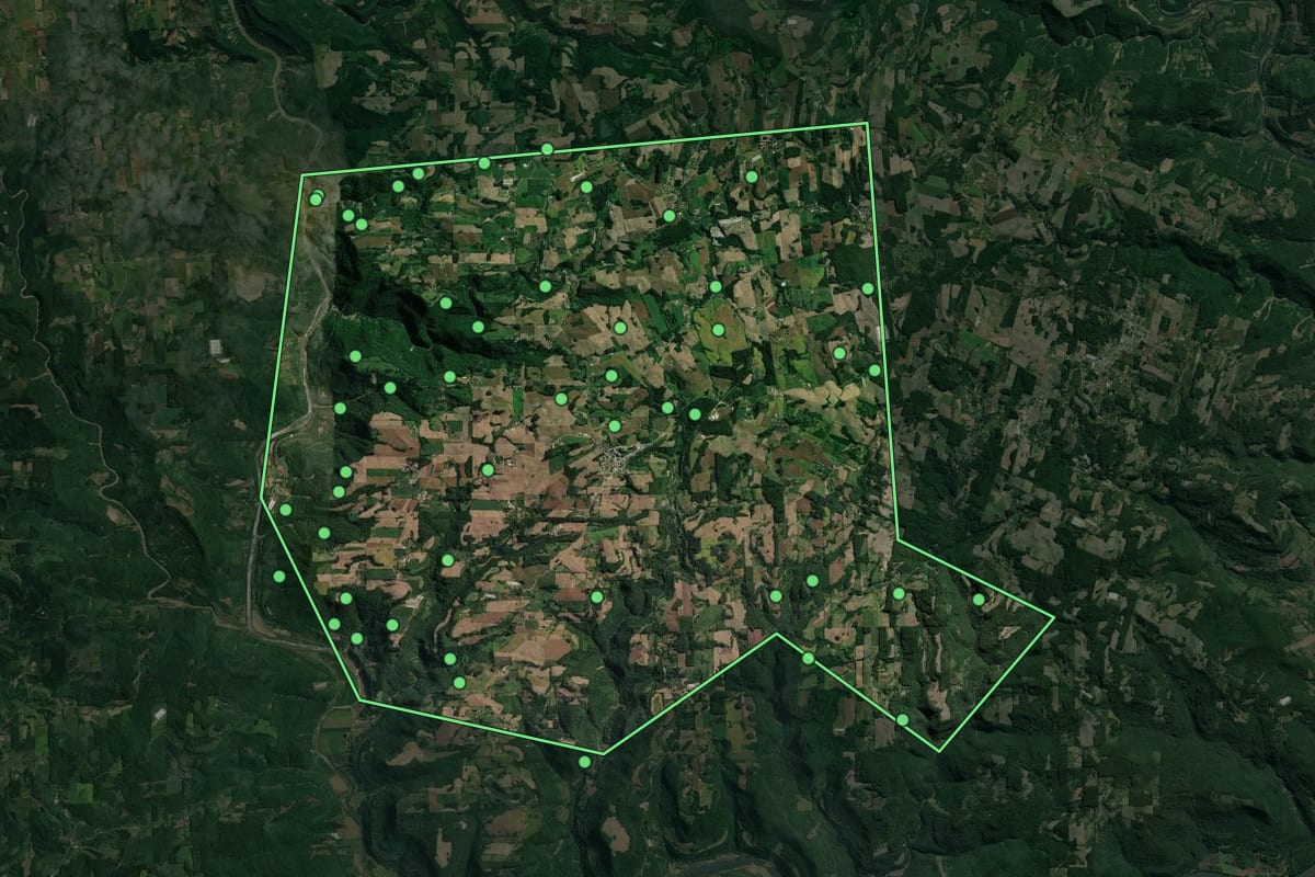 Imagem de satélite de Vespasiano Corrêa (RS), com o contorno do município e a posição dos imóveis desta página.