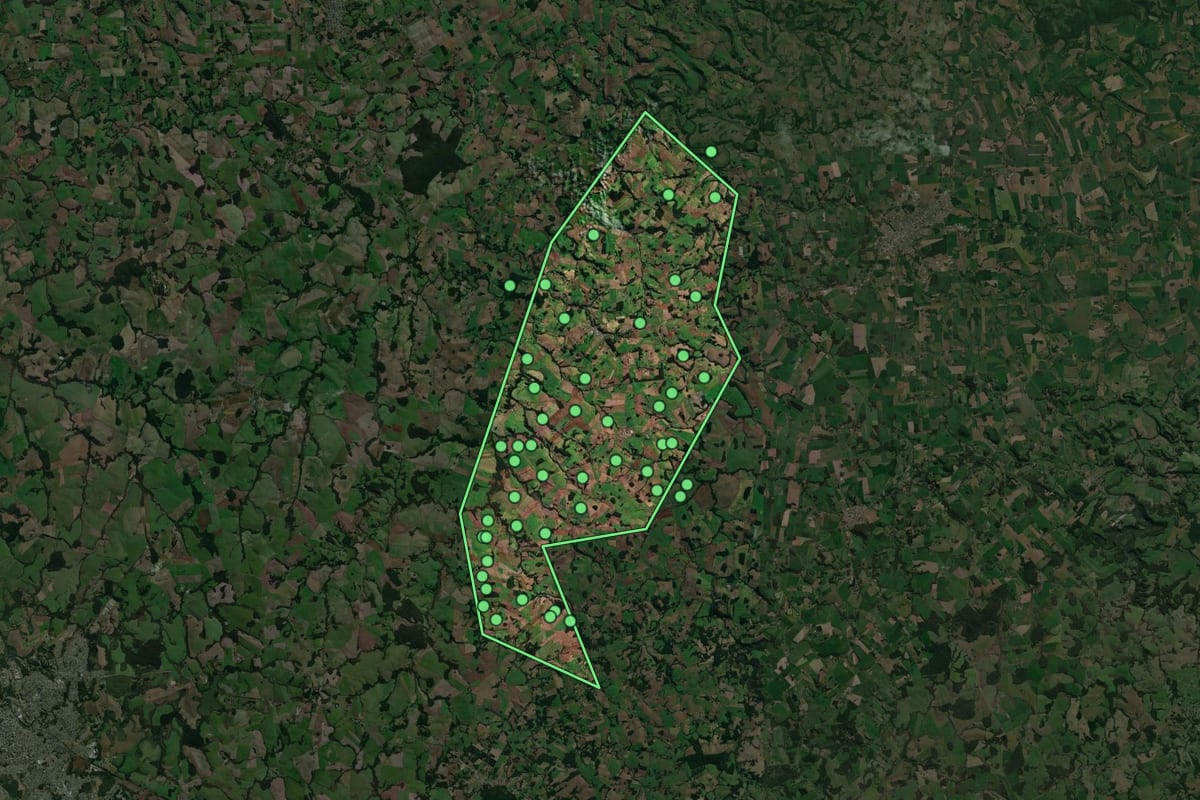 Imagem de satélite de Vila Lângaro (RS), com o contorno do município e a posição dos imóveis desta página.