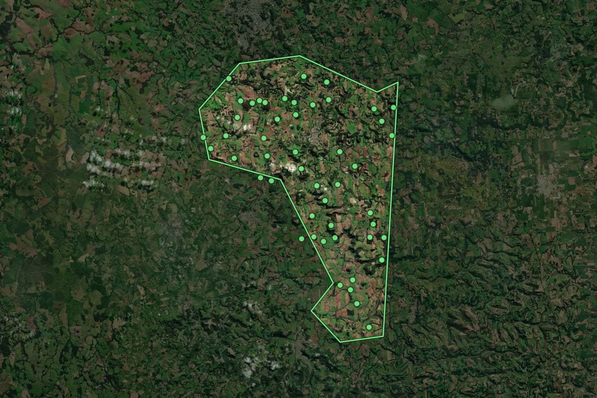 Imagem de satélite de Vila Maria (RS), com o contorno do município e a posição dos imóveis desta página.