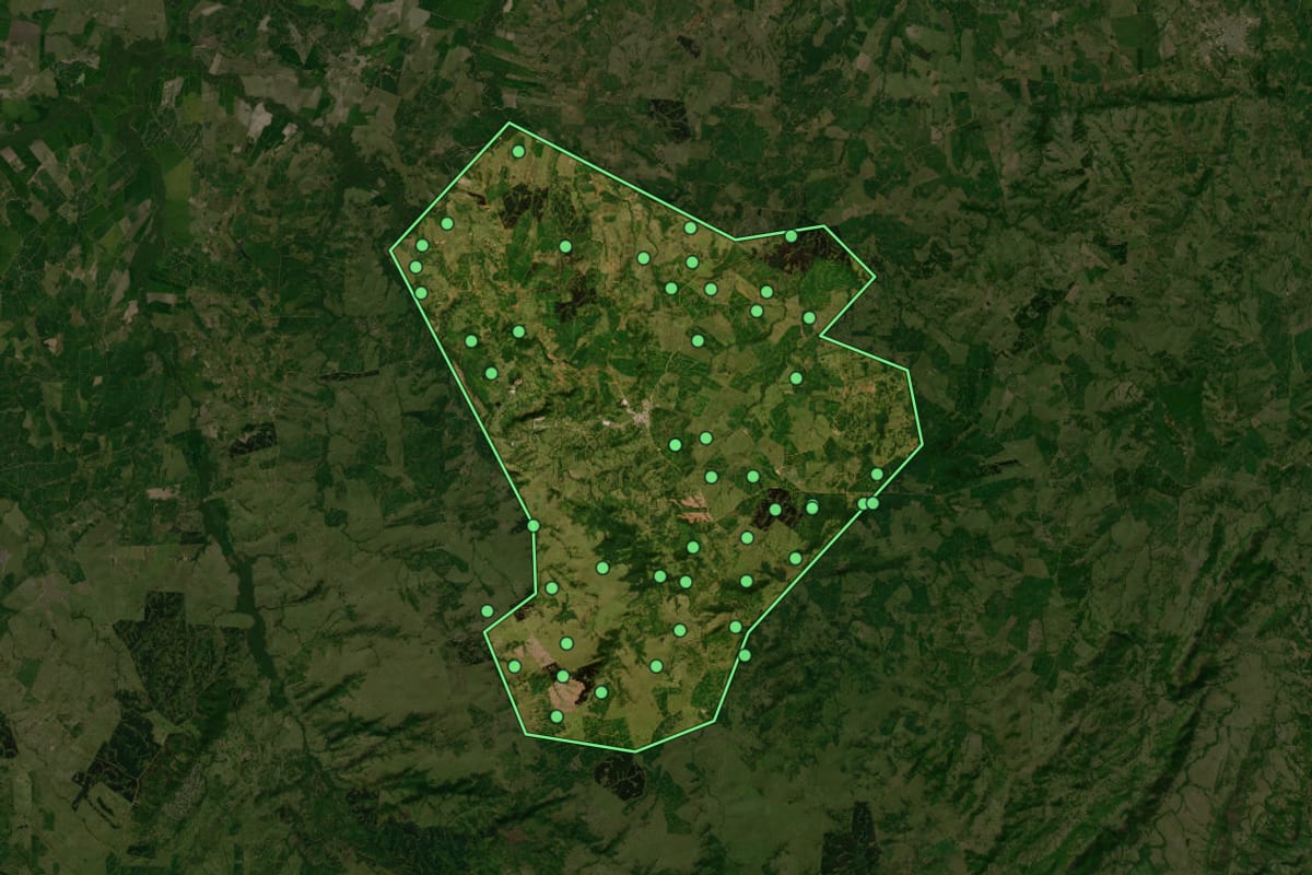 Imagem de satélite de Vila Nova do Sul (RS), com o contorno do município e a posição dos imóveis desta página.