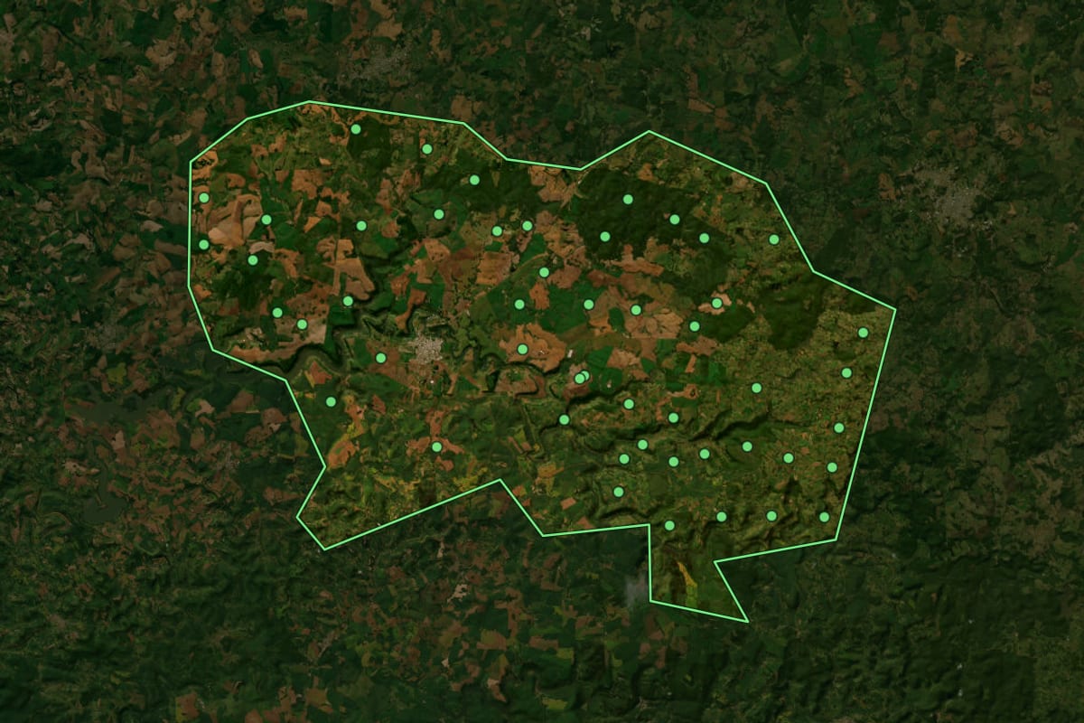 Imagem de satélite de Abelardo Luz (SC), com o contorno do município e a posição dos imóveis desta página.