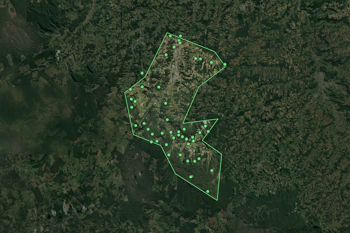 Imagem de satélite de Agrolândia (SC), com o contorno do município e a posição dos imóveis desta página.
